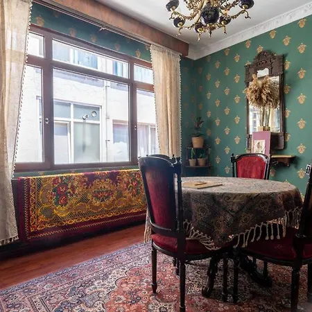 0033 - Besiktas, Central, Historical Flat شقة
